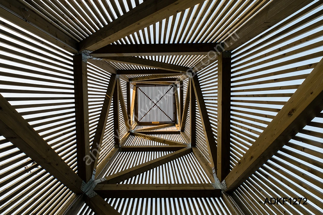 Ahşap Geometrik Derinlik 3D Duvar Kağıdı Ahşap çıtalardan oluşan sarmal ve geometrik tünel mimarisine sahip modern 3D duvar kağıdı tasarımı.