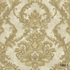 Altın Sarısı ve Bej Damask Desenli Duvar Kağıdı Bej zemin üzerine altın sarısı tonlarında, dantel işleme detaylarıyla klasik Rococo tarzı simetrik damask motifleri sunan lüks duvar kağıdı tasarımı.