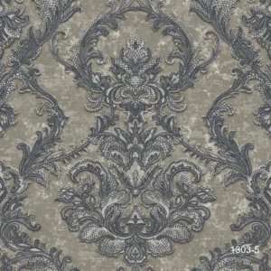 Antrasit Gri ve Bej Damask Desenli Duvar Kağıdı Antrasit gri ve füme tonlarında, eskitme bej zemin üzerine klasik Rococo tarzı simetrik damask motifleri sunan lüks duvar kağıdı tasarımı