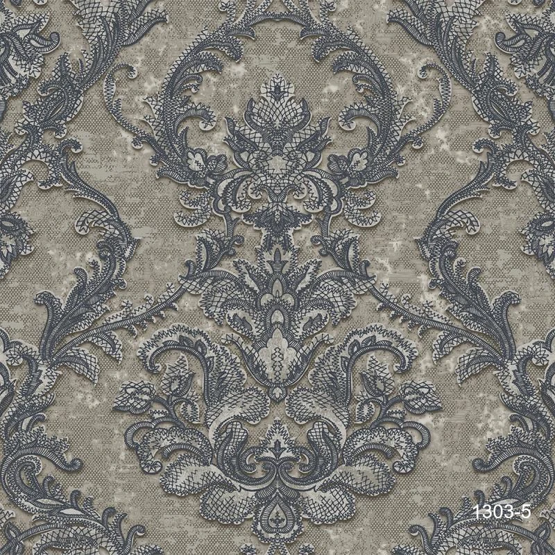 Antrasit Gri ve Bej Damask Desenli Duvar Kağıdı Antrasit gri ve füme tonlarında, eskitme bej zemin üzerine klasik Rococo tarzı simetrik damask motifleri sunan lüks duvar kağıdı tasarımı